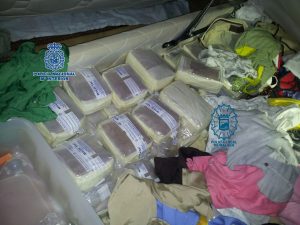 10 DETENIDOS EN MÁLAGA EN UNA OPERACIÓN CONJUNTA DE POLICÍA LOCAL Y NACIONAL Sustancia estupefaciente localizada en el canape de la cama