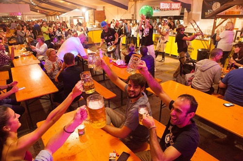 Cervezas artesanales, salchichas, hamburguesas y actuaciones diarias en la segunda edición del ‘BeerFest’ en la plaza Costa del Sol Cervezas artesanales, salchichas, hamburguesas y actuaciones diarias en la segunda edición del ‘BeerFest’ en la plaza Costa del Sol