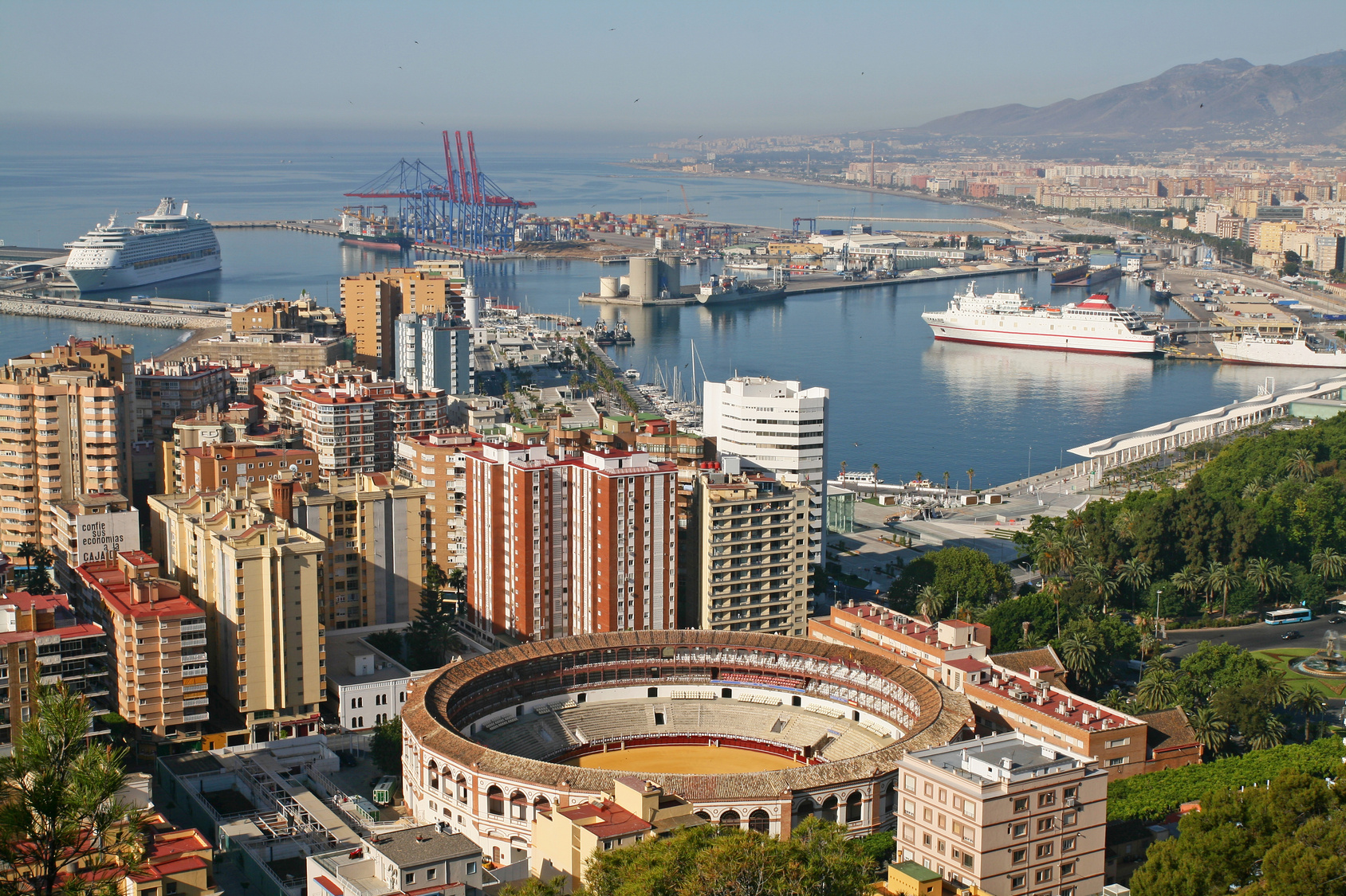 UN BUS LANZADERA UNE EL CENTRE POMPIDOU MÁLAGA Y LA COLECCIÓN DEL MUSEO RUSO DURANTE EL PUENTE DE TODOS LOS SANTOS