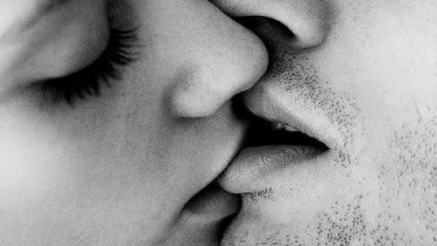 Con un sólo beso de diez segundos también pueden compartir hasta 80 millones de bacterias