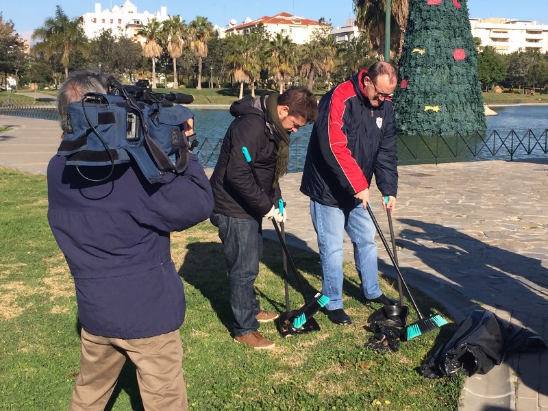 El PA recoge 8 kilos de excrementos de perros en el Parque Huelin de Málaga para concienciar a los propietarios de mascotas