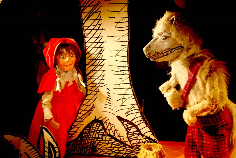 TEATRO FAMILIAR Y PARTICIPATIVO CON LA BELLA Y CAPERUCITA, ESTE FIN DE SEMANA EN MARTÍNEZ MALDONADO, PEDREGALEJO Y TEATINOS DE MÁLAGA