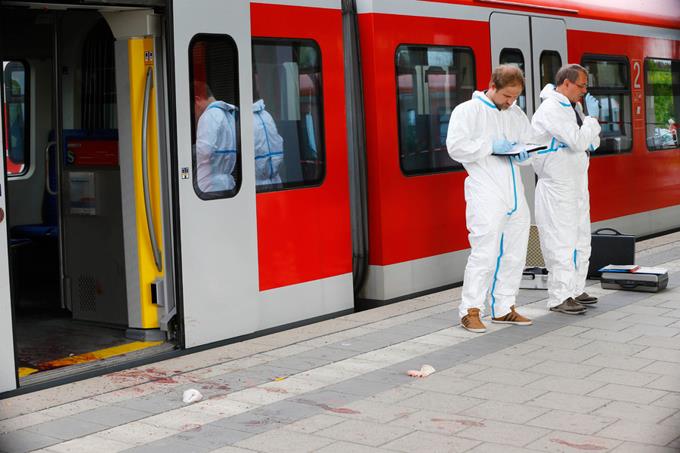 Un atacante, que llevaba un hacha y un cuchillo al gritó “Alá es grande” apuñala de gravedad a cuatro pasajeros de un tren en Alemania