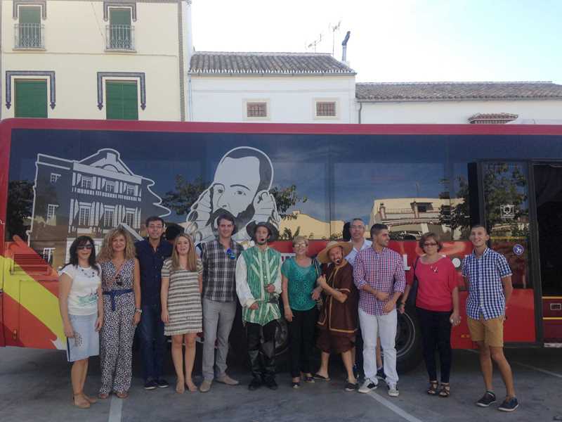 La Junta recuerda a Miguel de Cervantes en el IV Centenario de su muerte con un Teatro Bus itinerante La Junta recuerda a Miguel de Cervantes en el IV Centenario de su muerte con un Teatro Bus itinerante