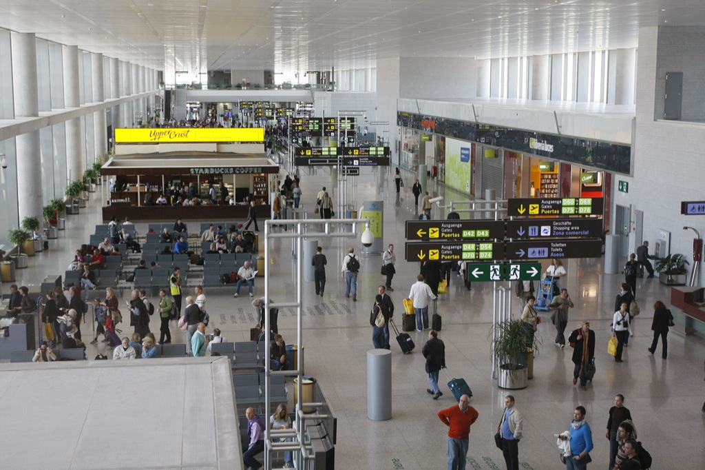 Arrestadas cuatro personas de nacionalidad polaca en Málaga por alteración del orden en un avión