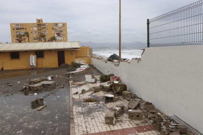 MÁS DE 200 OPERARIOS MUNICIPALES CONTINÚAN ACTUANDO EN LAS PLAYAS DE MÁLAGA A FIN DE PALIAR LOS EFECTOS DEL TEMPORAL