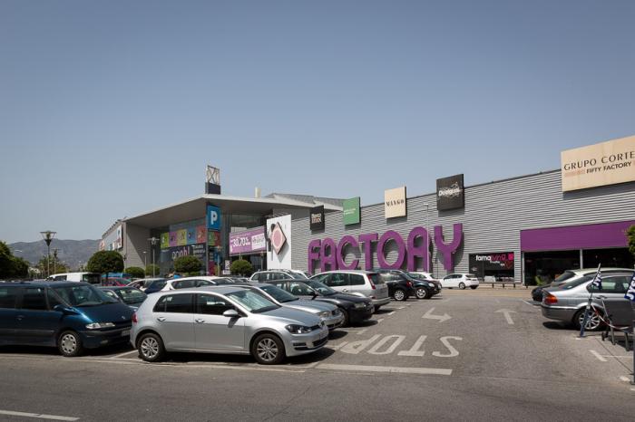 Rescatado un menor del interior de un coche mientras la madre estaba de compras en el centro comercial Málaga Nostrum