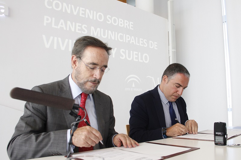 La Diputación de Málaga y la Junta firman un convenio para impulsar los planes de Vivienda y Suelo en 85 municipios