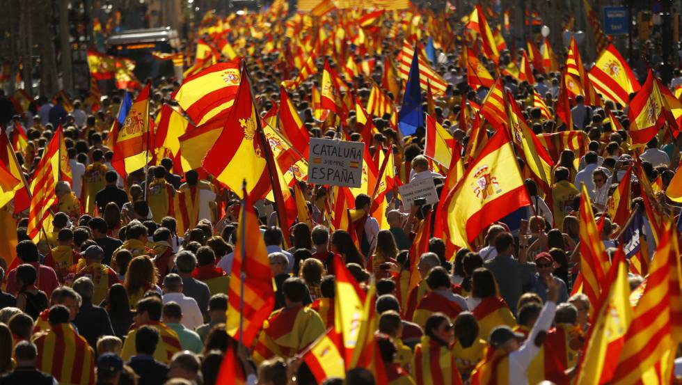 Miles de personas han abarrotado la plaza de Urquinaona de Barcelona reivindicando la unidad con España
