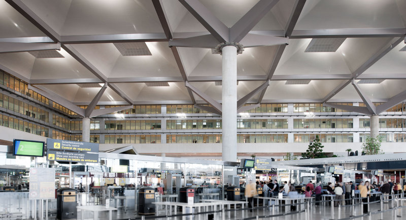 El subdelegado del Gobierno en Málaga, Miguel Briones destaca el incremento en 4,1 millones de pasajeros registrado por el aeropuerto de Málaga-Costa del Sol