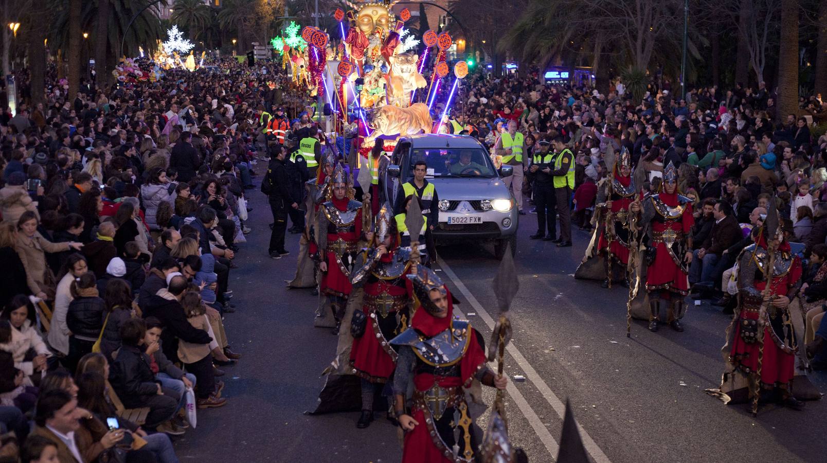 La cabalgata de los Reyes Magos han desfilado por Málaga en una noche mágica