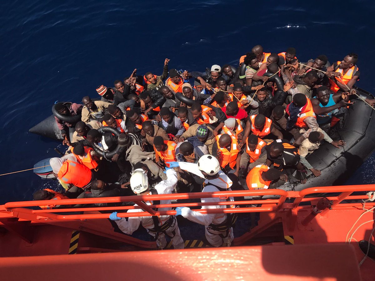 Rescatan una patera con 52 personas a bordo a 53 millas al sureste de Málaga