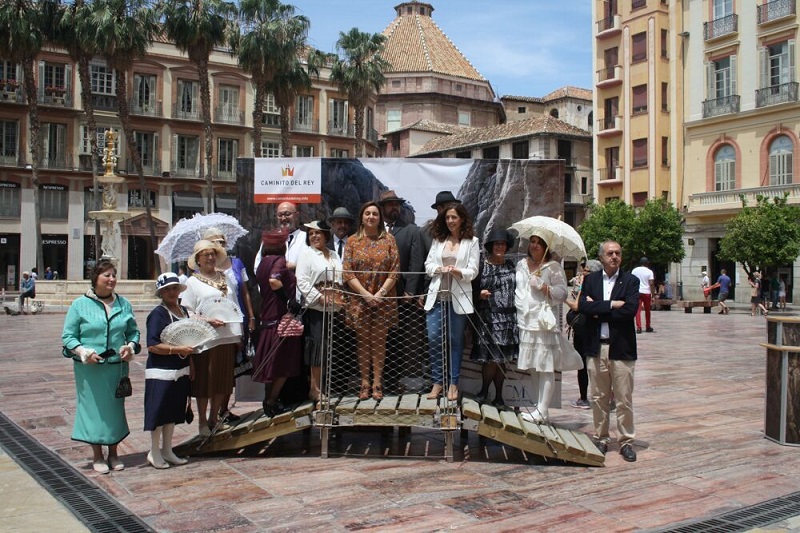 La Plaza de la Constitución de Málaga, escenario de una muestra teatral de la visita del rey Alfonso XIII al Caminito del Rey