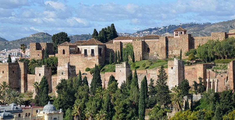 Una niña herida tras precipitarse por una pasarela en las inmediaciones de la Alcazaba de Málaga