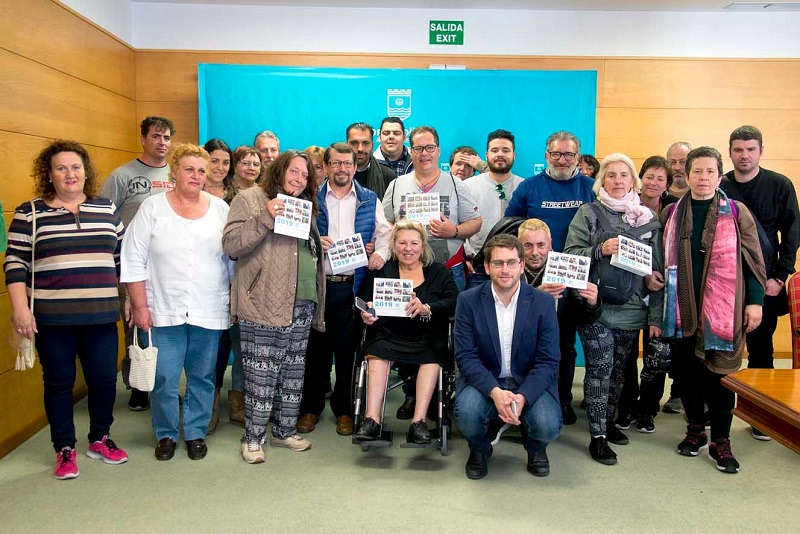 AFESOL entrega su calendario al concejal de Servicios Sociales de Torremolinos