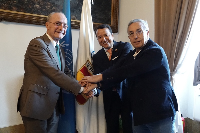 Francisco de la Torre, ha recibido este mediodía en el Ayuntamiento al director de división de UNITAR, Álex Mejía, y al presidente del Comité Olímpico Español, Alejandro Blanco Francisco de la Torre, ha recibido este mediodía en el Ayuntamiento al director de división de UNITAR, Álex Mejía, y al presidente del Comité Olímpico Español, Alejandro Blanco