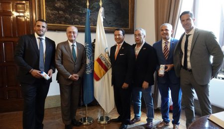 Francisco de la Torre, ha recibido este mediodía en el Ayuntamiento al director de división de UNITAR, Álex Mejía, y al presidente del Comité Olímpico Español, Alejandro Blanco