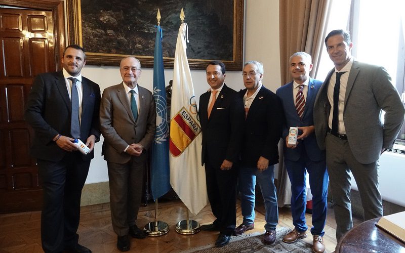 Francisco de la Torre, ha recibido este mediodía en el Ayuntamiento al director de división de UNITAR, Álex Mejía, y al presidente del Comité Olímpico Español, Alejandro Blanco