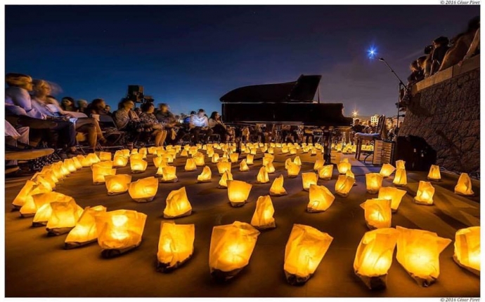 El artista y compositor David Gómez lleva a Torremolinos el espectáculo ‘1 piano & 200 velas’