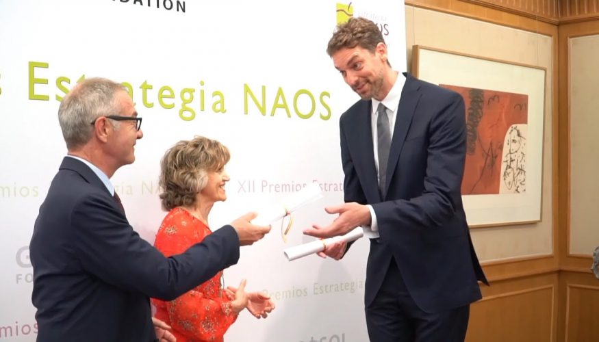 María Luisa Carcedo entrega a Pau Gasol el Premio de Especial Reconocimiento de la Estrategia NAOS por su liderazgo en la difusión de hábitos saludables