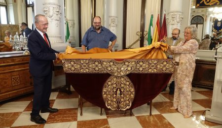 PRESENTADO EL CAPOTE DE PASEO, TROFEO QUE ENTREGARÁ EL AYUNTAMIENTO POR SEGUNDA VEZ AL MALAGUEÑO JIMÉNEZ FORTES