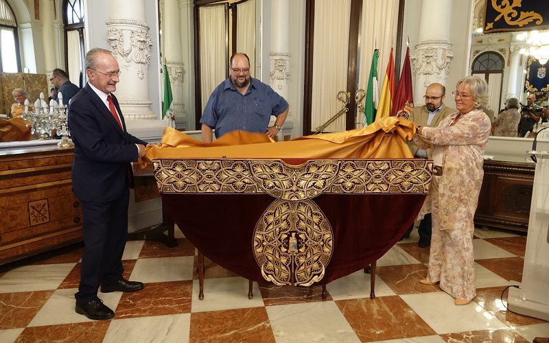 PRESENTADO EL CAPOTE DE PASEO, TROFEO QUE ENTREGARÁ EL AYUNTAMIENTO POR SEGUNDA VEZ AL MALAGUEÑO JIMÉNEZ FORTES