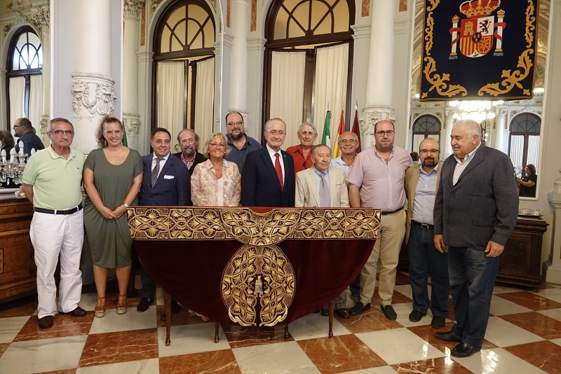 PRESENTADO EL CAPOTE DE PASEO, TROFEO QUE ENTREGARÁ EL AYUNTAMIENTO POR SEGUNDA VEZ AL MALAGUEÑO JIMÉNEZ FORTES PRESENTADO EL CAPOTE DE PASEO, TROFEO QUE ENTREGARÁ EL AYUNTAMIENTO POR SEGUNDA VEZ AL MALAGUEÑO JIMÉNEZ FORTES
