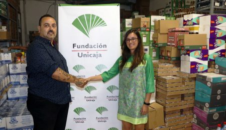 Fundación Unicaja ayuda a la Asociación Las Lagunillas Centro de Málaga para poder continuar con su economato social y el reparto de alimentos