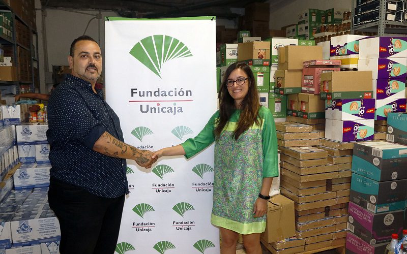 Fundación Unicaja ayuda a la Asociación Las Lagunillas Centro de Málaga para poder continuar con su economato social y el reparto de alimentos