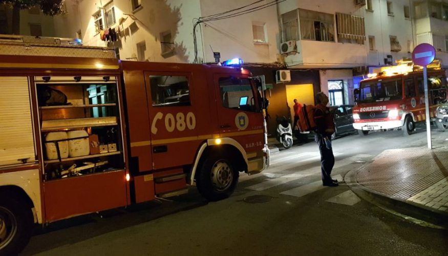 Atendidas dos mujeres tras inhalar humo en el incendio de una vivienda en Málaga