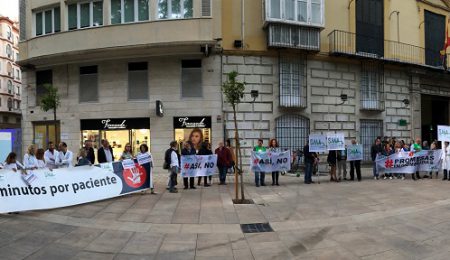El Sindicato Médico y Basta Ya se movilizan en Málaga para denunciar el incumplimiento de las promesas de los actuales gobernantes de la Junta en la pasada campaña electoral y el preocupante déficit de plantilla