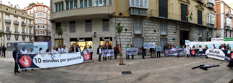 El Sindicato Médico y Basta Ya se movilizan en Málaga para denunciar el incumplimiento de las promesas de los actuales gobernantes de la Junta en la pasada campaña electoral y el preocupante déficit de plantilla