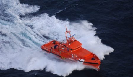 Rescatan a 81 personas en una patera en el mar de Alborán y las trasladan al puerto de Málaga