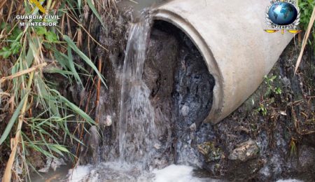 La Guardia Civil investiga a 46 personas por delitos vinculados a la contaminación marina y al tráfico de residuos