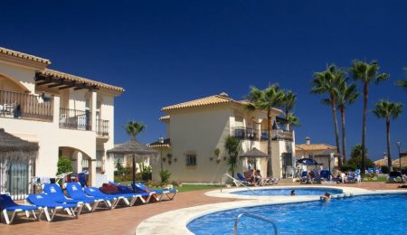 El complejo de Mijas donde murieron un padre y sus dos hijos dice que la piscina "cumple la normativa vigente"
