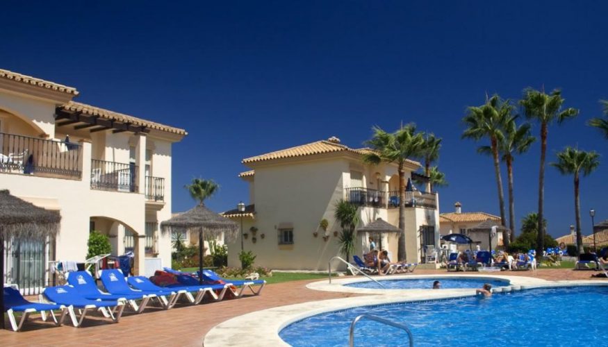 El complejo de Mijas donde murieron un padre y sus dos hijos dice que la piscina "cumple la normativa vigente"
