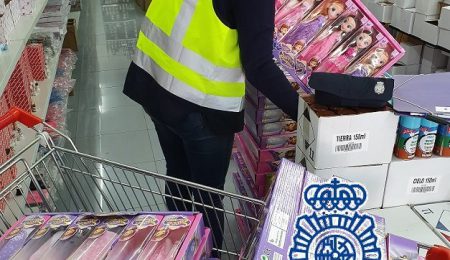 La policia nacional incauta 16.853 efectos falsificados en un polígono industrial de Málaga