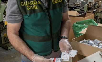 Desmantelan en Málaga una fábrica clandestina de tabaco oculta en una cuadra y detienen a 20 personas