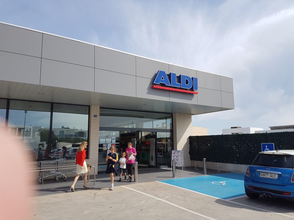 "Gracias" a los «héroes anónimos» de los supermercados que atienden a quince millones de familias españolas "Gracias" a los «héroes anónimos» de los supermercados que atienden a quince millones de familias españolas