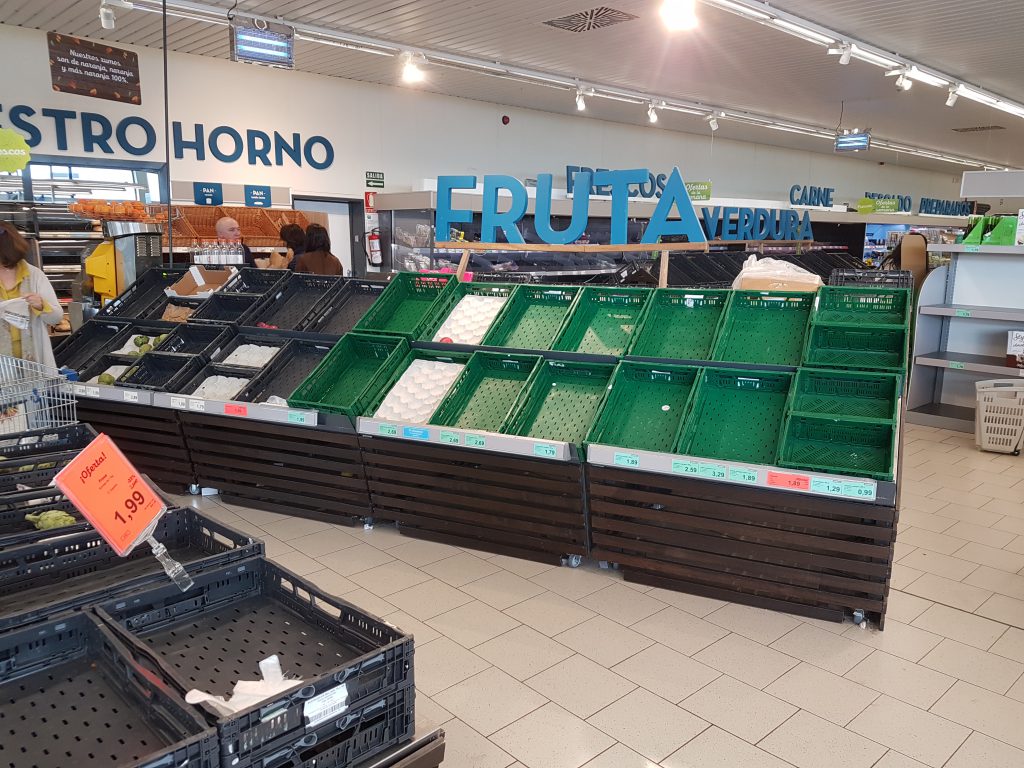"Gracias" a los «héroes anónimos» de los supermercados que atienden a quince millones de familias españolas "Gracias" a los «héroes anónimos» de los supermercados que atienden a quince millones de familias españolas