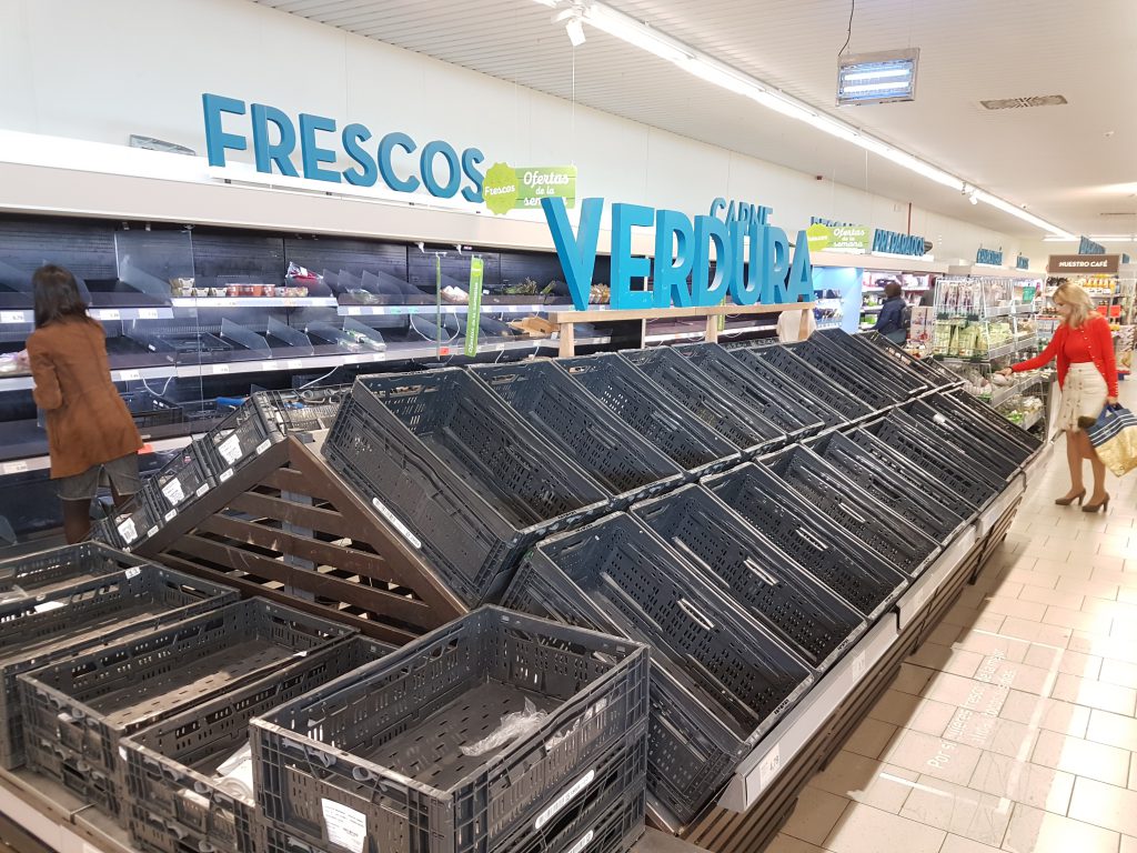 "Gracias" a los «héroes anónimos» de los supermercados que atienden a quince millones de familias españolas "Gracias" a los «héroes anónimos» de los supermercados que atienden a quince millones de familias españolas