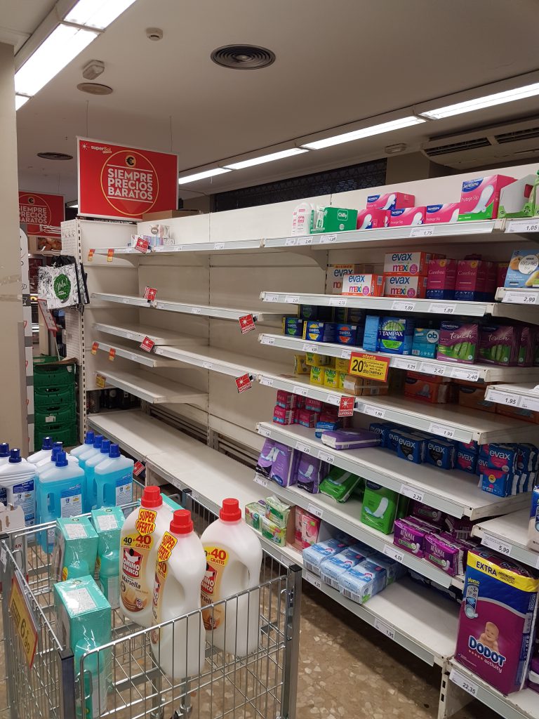 "Gracias" a los «héroes anónimos» de los supermercados que atienden a quince millones de familias españolas "Gracias" a los «héroes anónimos» de los supermercados que atienden a quince millones de familias españolas