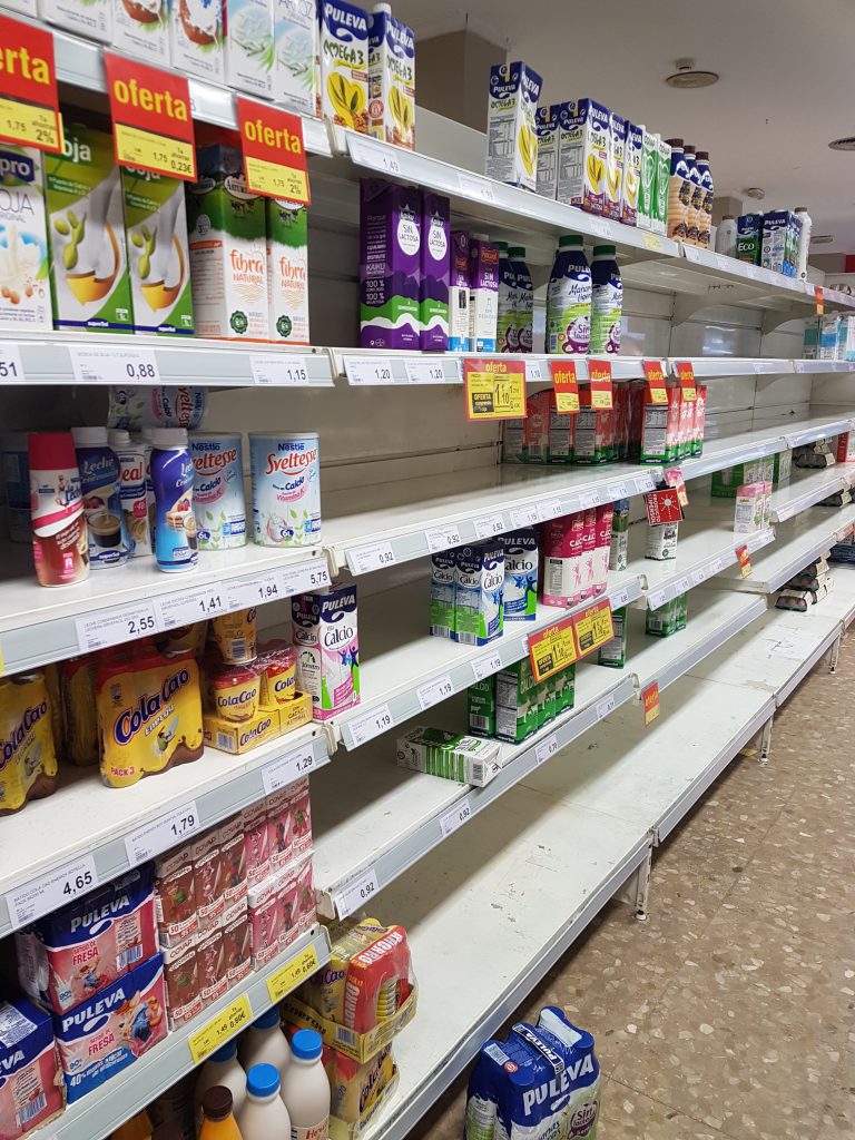 "Gracias" a los «héroes anónimos» de los supermercados que atienden a quince millones de familias españolas "Gracias" a los «héroes anónimos» de los supermercados que atienden a quince millones de familias españolas