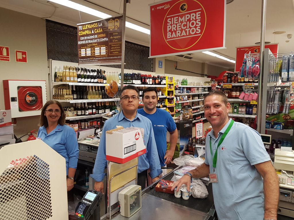 "Gracias" a los «héroes anónimos» de los supermercados que atienden a quince millones de familias españolas "Gracias" a los «héroes anónimos» de los supermercados que atienden a quince millones de familias españolas