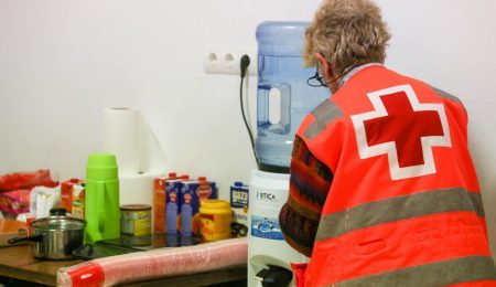 El Consistorio de Málaga, junto a Cáritas y Cruz Roja, asistirá a familias desfavorecidas a domicilio