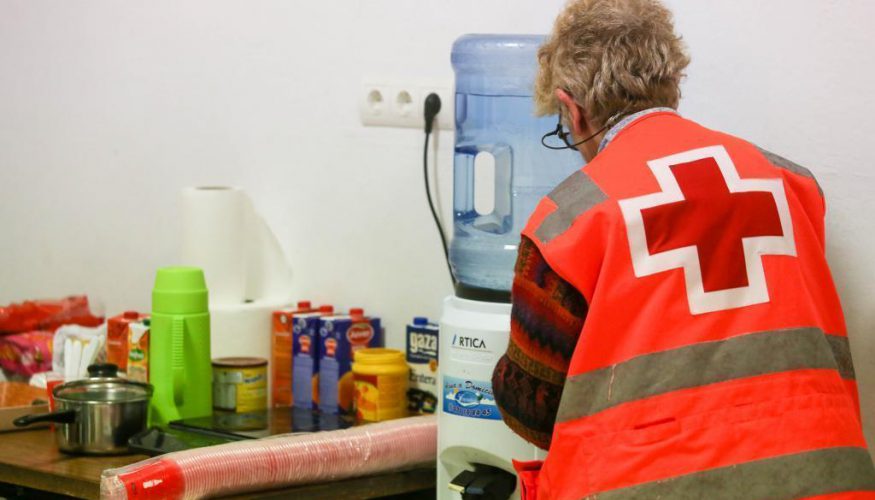 El Consistorio de Málaga, junto a Cáritas y Cruz Roja, asistirá a familias desfavorecidas a domicilio
