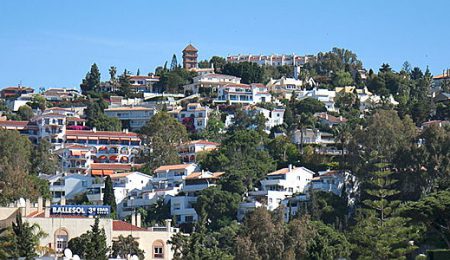 Multitud de aplausos en los balcones de todos los barrios de Málaga agradeciendo a todas los médicos y sanitarios, policías y servicios operativos por su entrega y labor en estos momentos tan difíciles