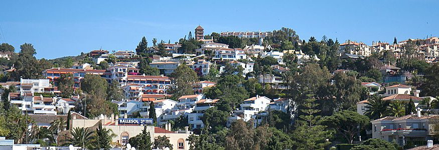 Multitud de aplausos en los balcones de todos los barrios de Málaga agradeciendo a todas los médicos y sanitarios, policías y servicios operativos por su entrega y labor en estos momentos tan difíciles