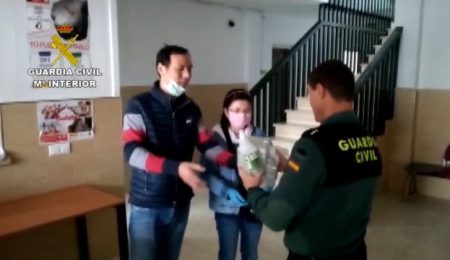 Guardia Civil entrega a autoridades sanitarias mascarillas donadas por empresas y ciudadanos chinos