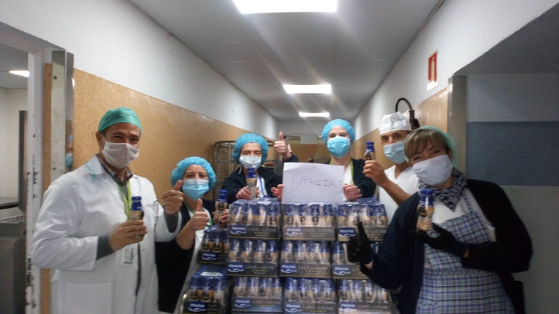Los profesionales sanitarios del Hospital Universitario Virgen de las Nieves de Granada reciben Puleva Café con Leche